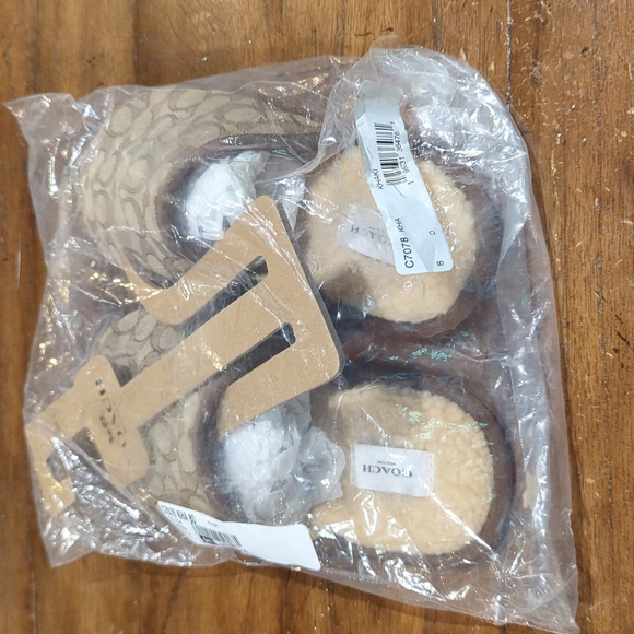 Coach signature slippers size 8 - Picture 2 of 2